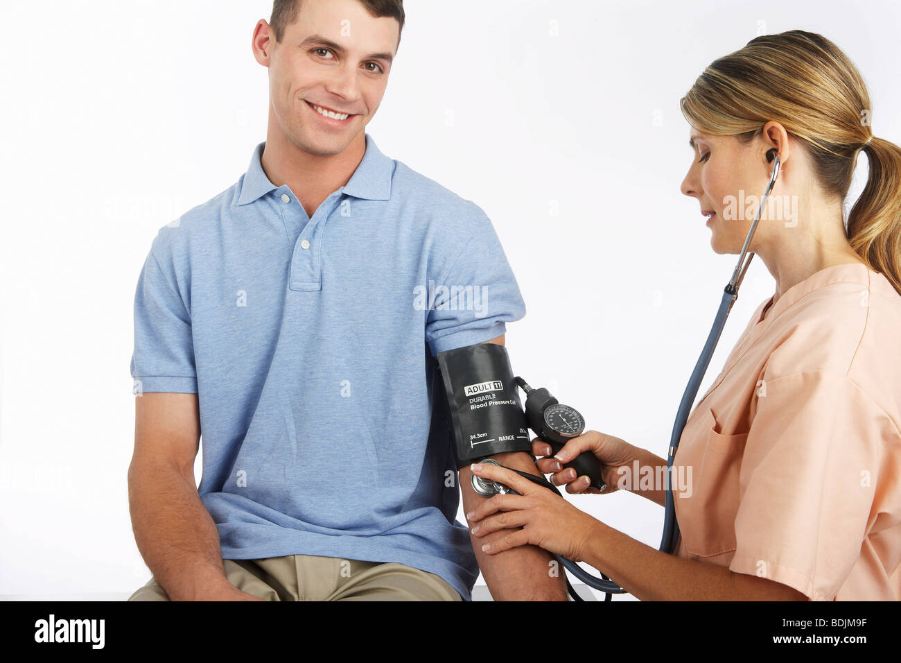 Infermiere Uomo di controllo della pressione del sangue Foto Stock