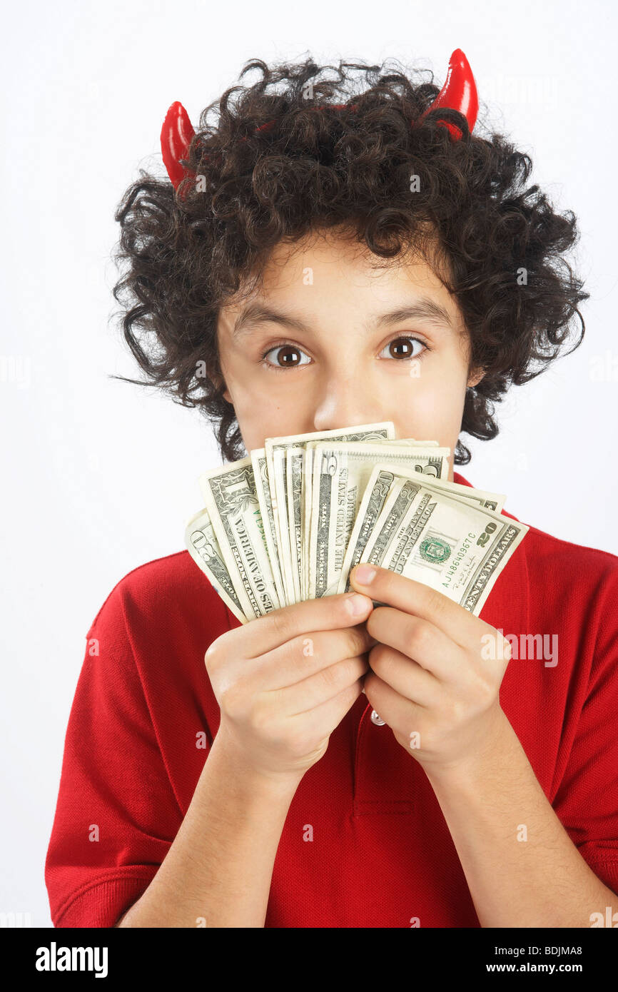 Little Boy vestito come diavolo cassa di contenimento Foto Stock