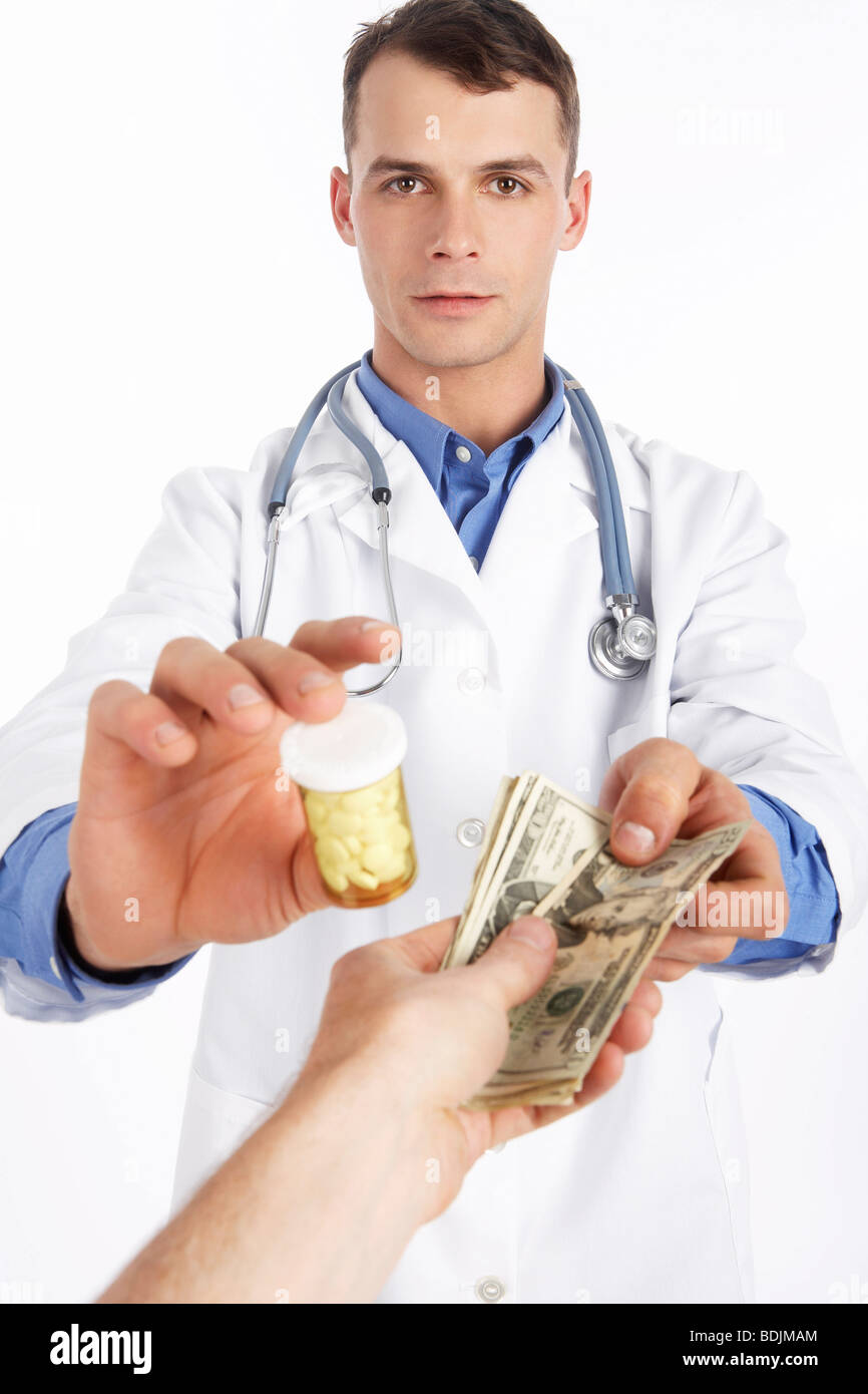 Medico lo scambio di pillole per denaro Foto Stock