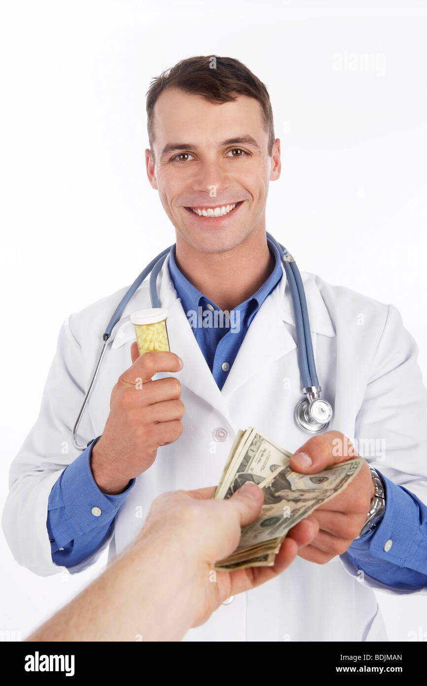 Medico lo scambio di pillole per denaro Foto Stock