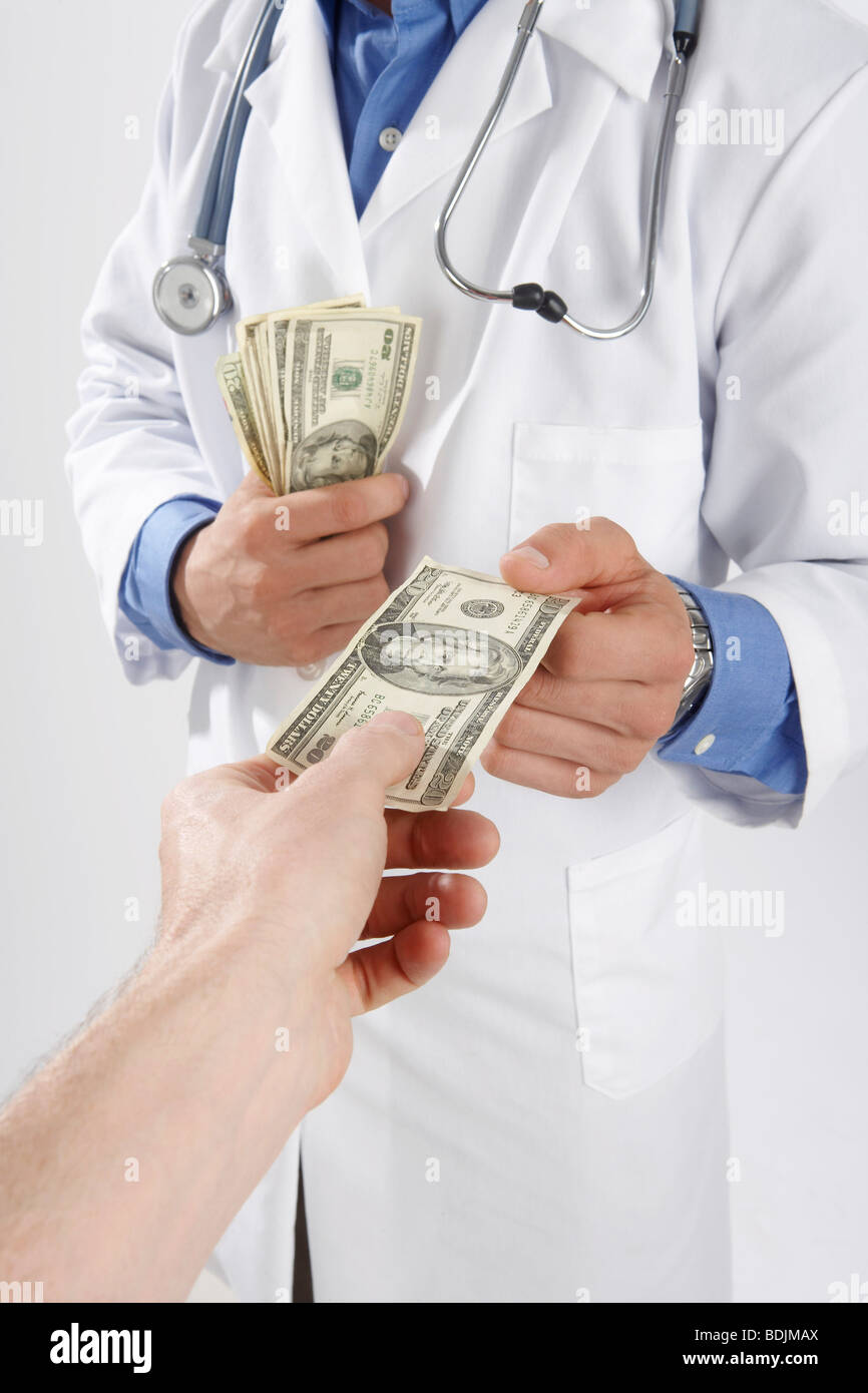L'uomo dare soldi al medico Foto Stock