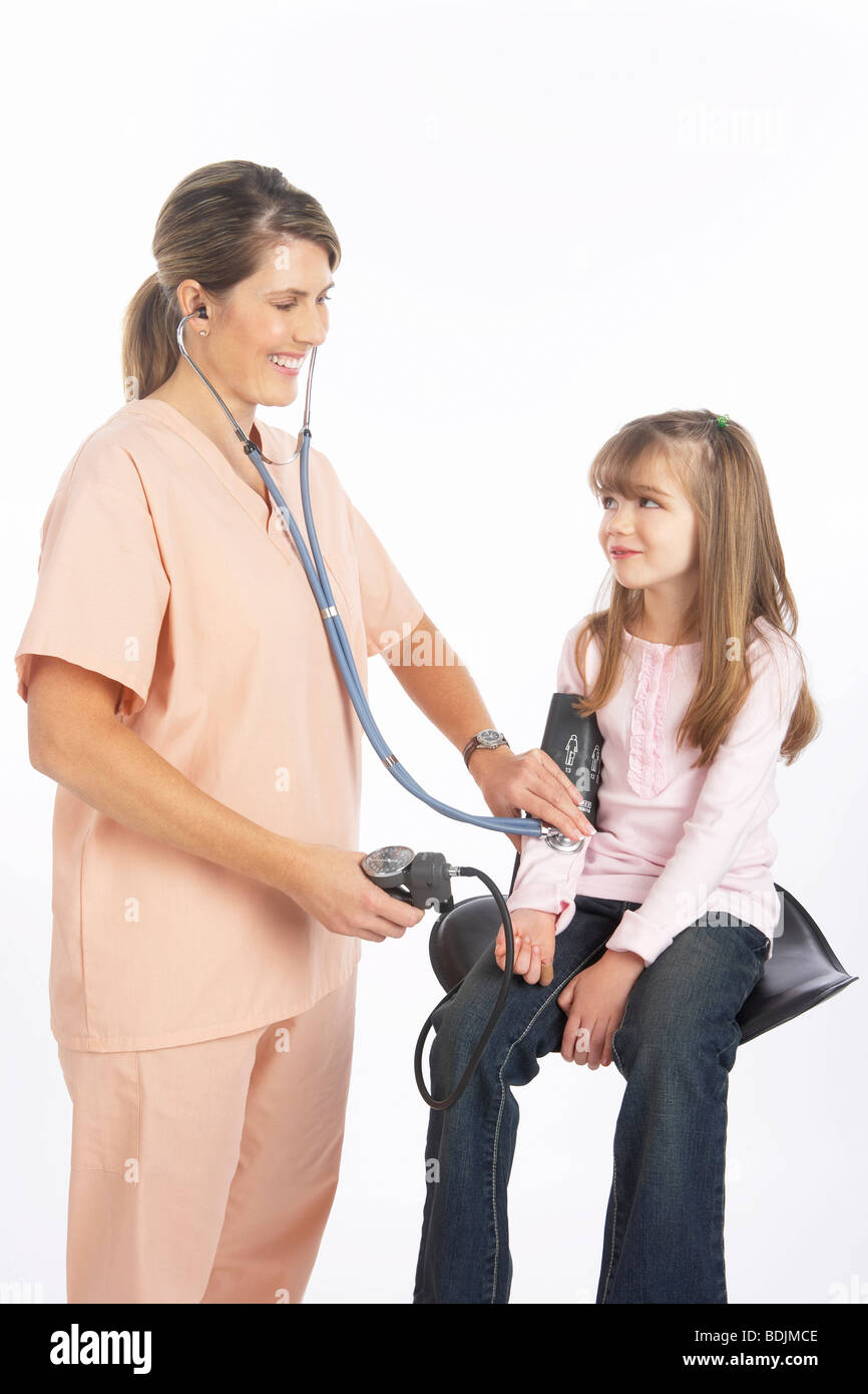 Test di infermiere del bambino della pressione del sangue Foto Stock