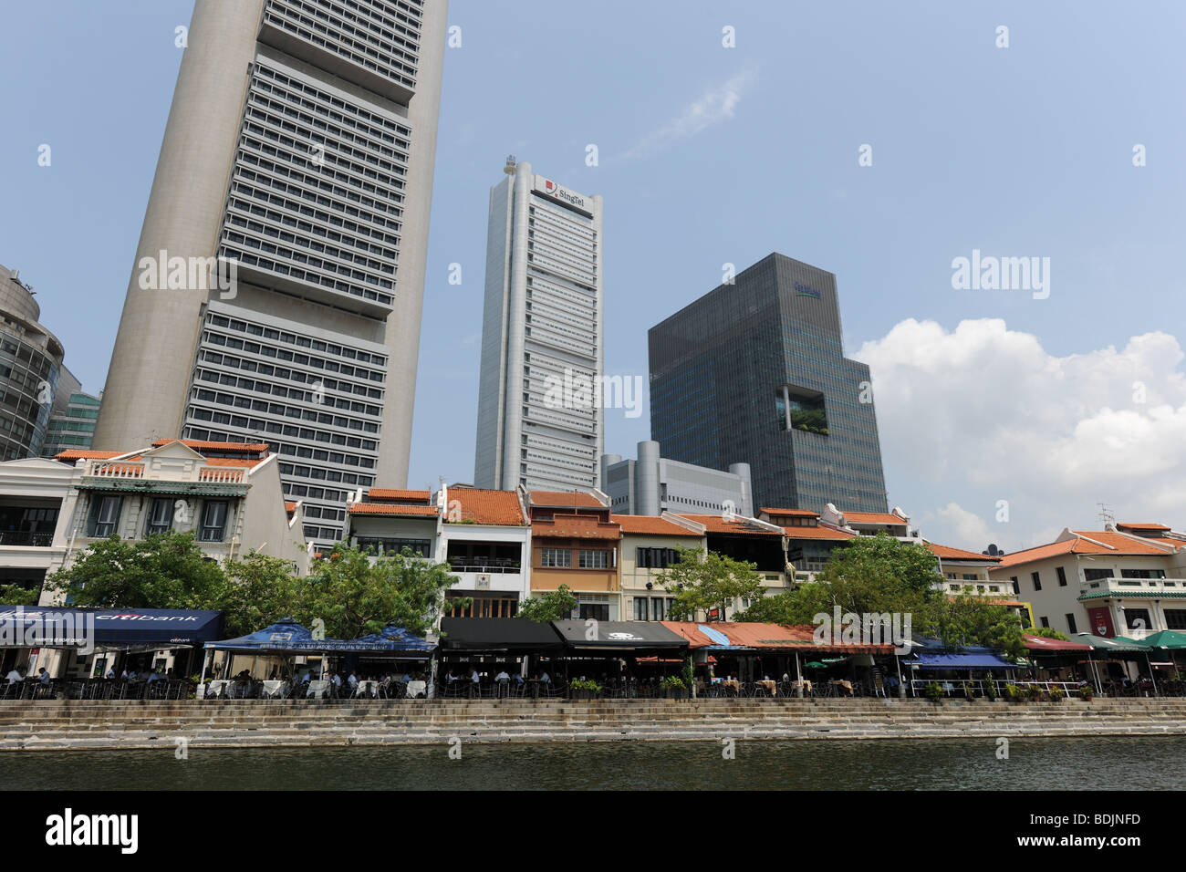 Restaurato di vecchie botteghe e magazzini in contrasto con i moderni grattacieli, il fiume Singapore, Singapore Foto Stock