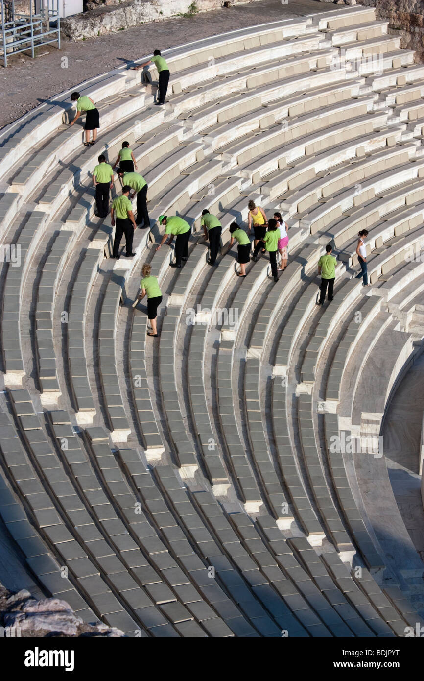 I lavoratori messi fuori i cuscini del sedile prima di un concerto nel teatro di Herodes Atticus, Atene, Grecia. Foto Stock