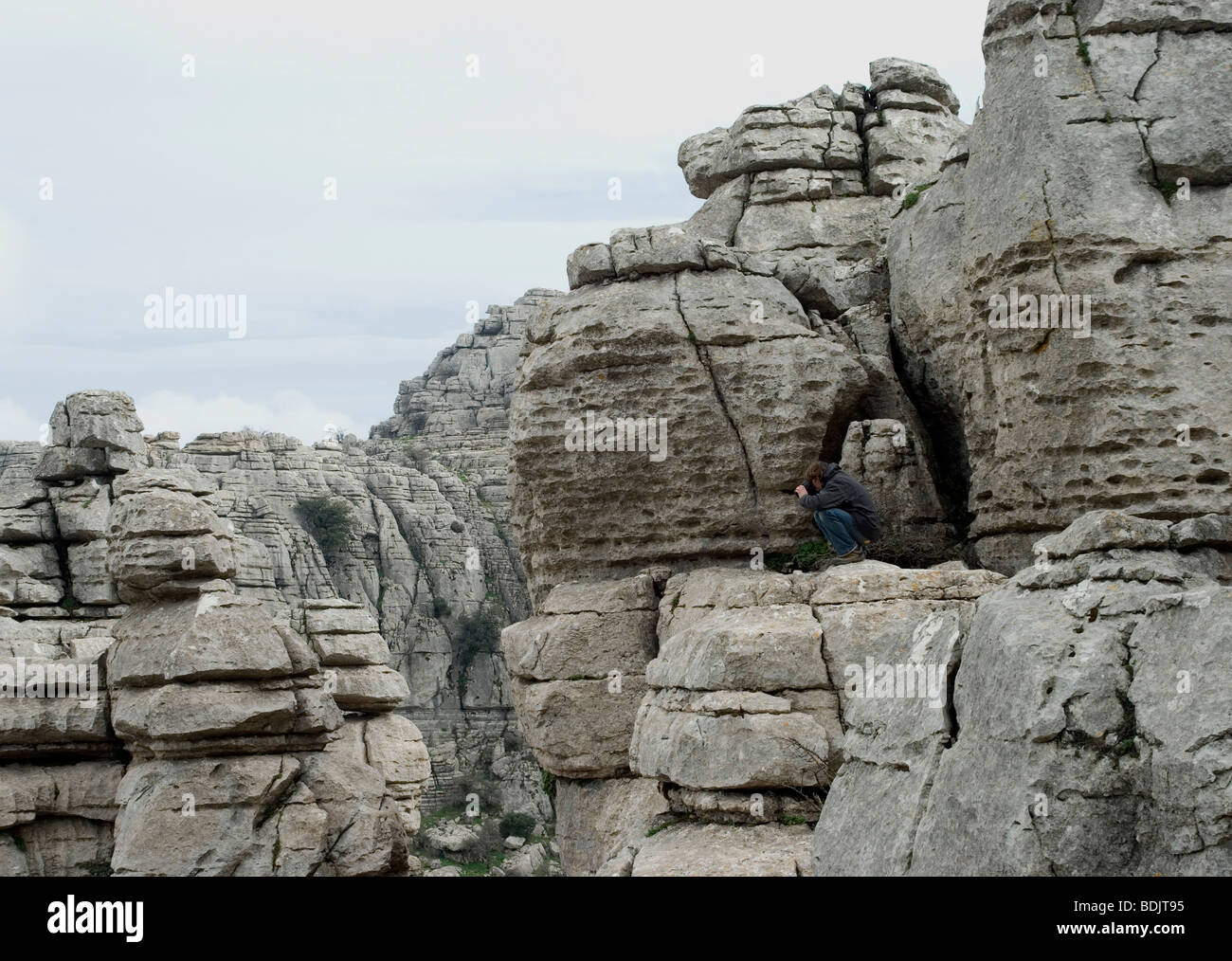 Uomo di scattare una foto di El Torcal de Antequera mountain range Foto Stock