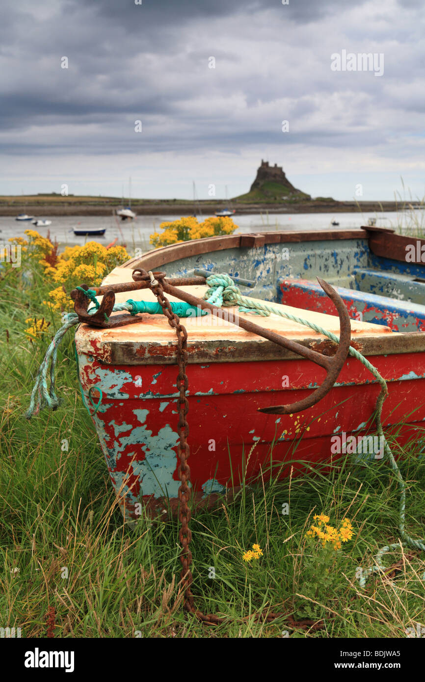 Prua di 'Rosso' barca da pesca a Isola Santa Harbour, Lindisfarne Castle all'orizzonte, Northumberland, Regno Unito Foto Stock