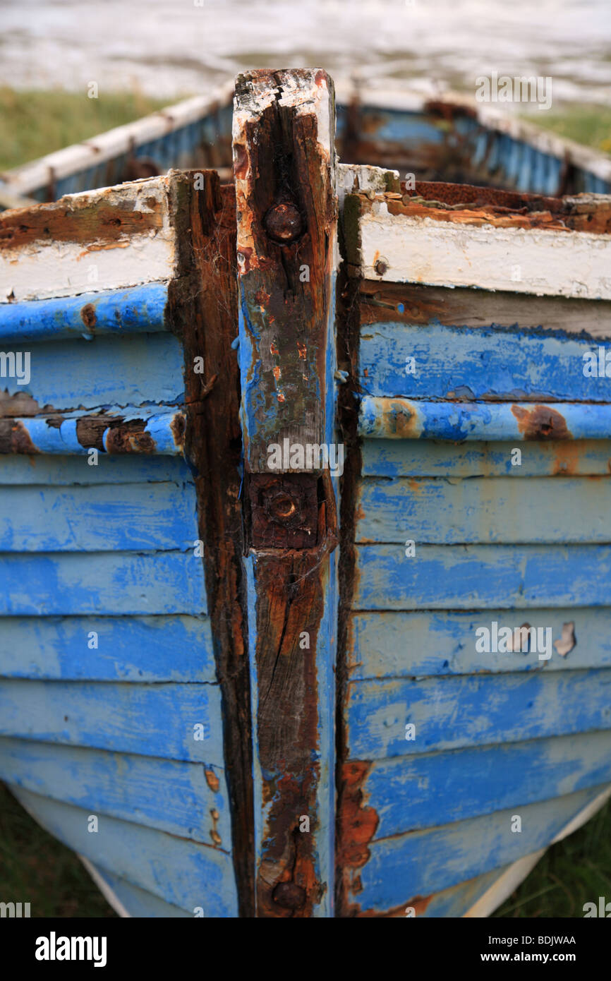 Prua della barca blu, Santo Island Harbour, Northumberland, Inghilterra. Foto Stock