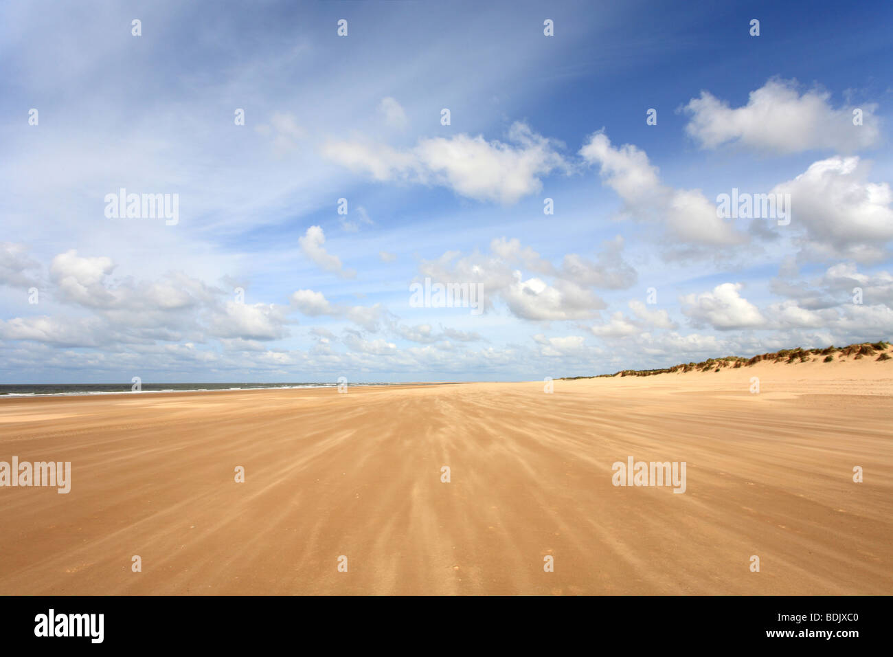 "Holkham beach' Norfolk, sabbia blu cielo estate soffici nuvole bianche. Foto Stock