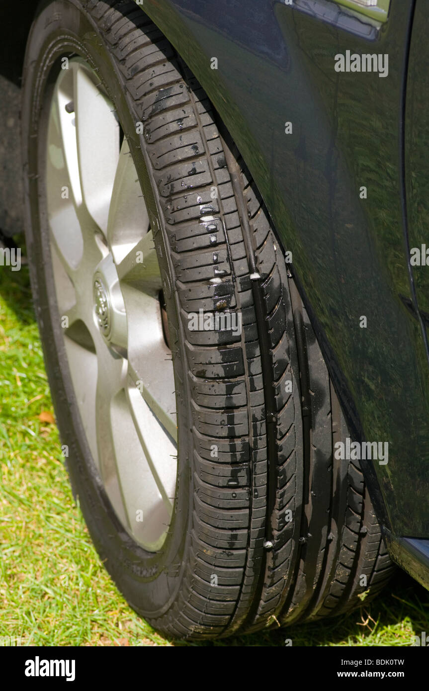 Un pneumatico con battistrada legale profondità Foto Stock