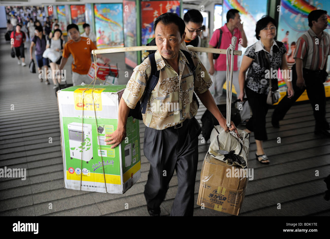 Passeggeri cinesi di lasciare la stazione ferroviaria di Pechino, Cina. 2009 Foto Stock