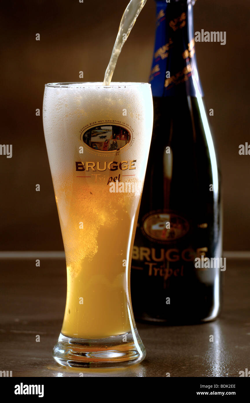 Vetro e bottiglia di Brugge tripla birra belga. Foto Stock