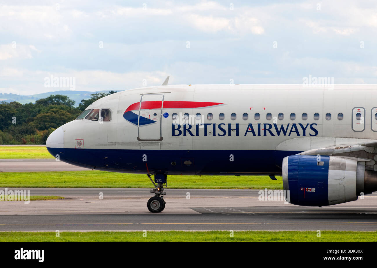 British Airways Airbus A320 sulla pista dell'aeroporto di Manchester Foto Stock