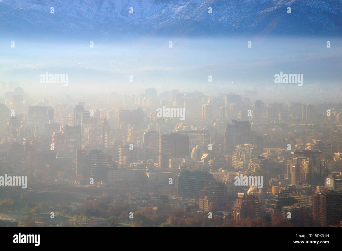La città di Santiago e con montagne delle Ande in early morning mist, Cile Foto Stock