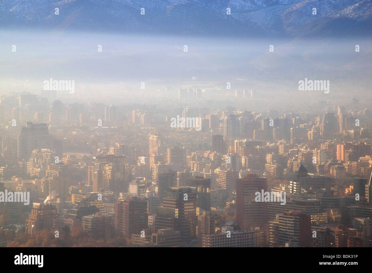La città di Santiago e con montagne delle Ande in early morning mist, Cile Foto Stock