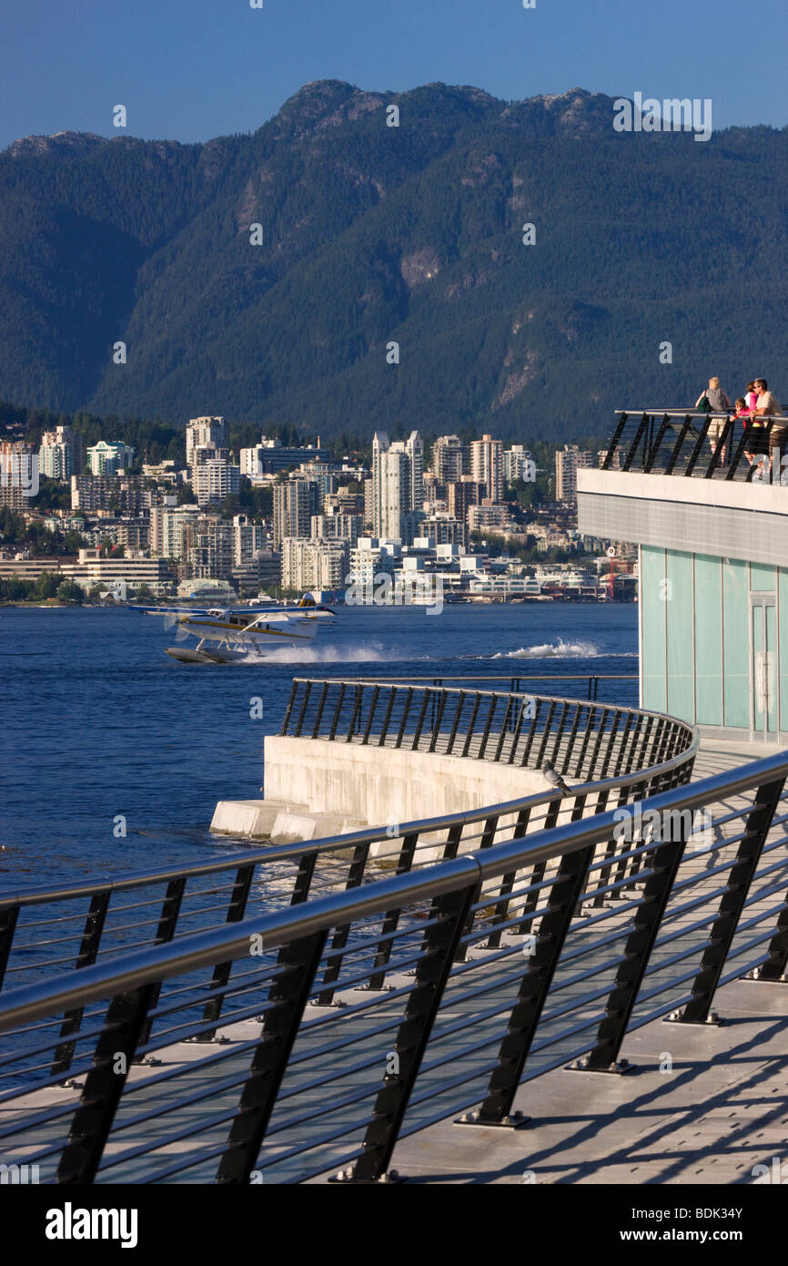 Guardando attraverso il porto di carbone verso North Vancouver dal Convention Center, Vancouver, British Columbia, Canada. Foto Stock