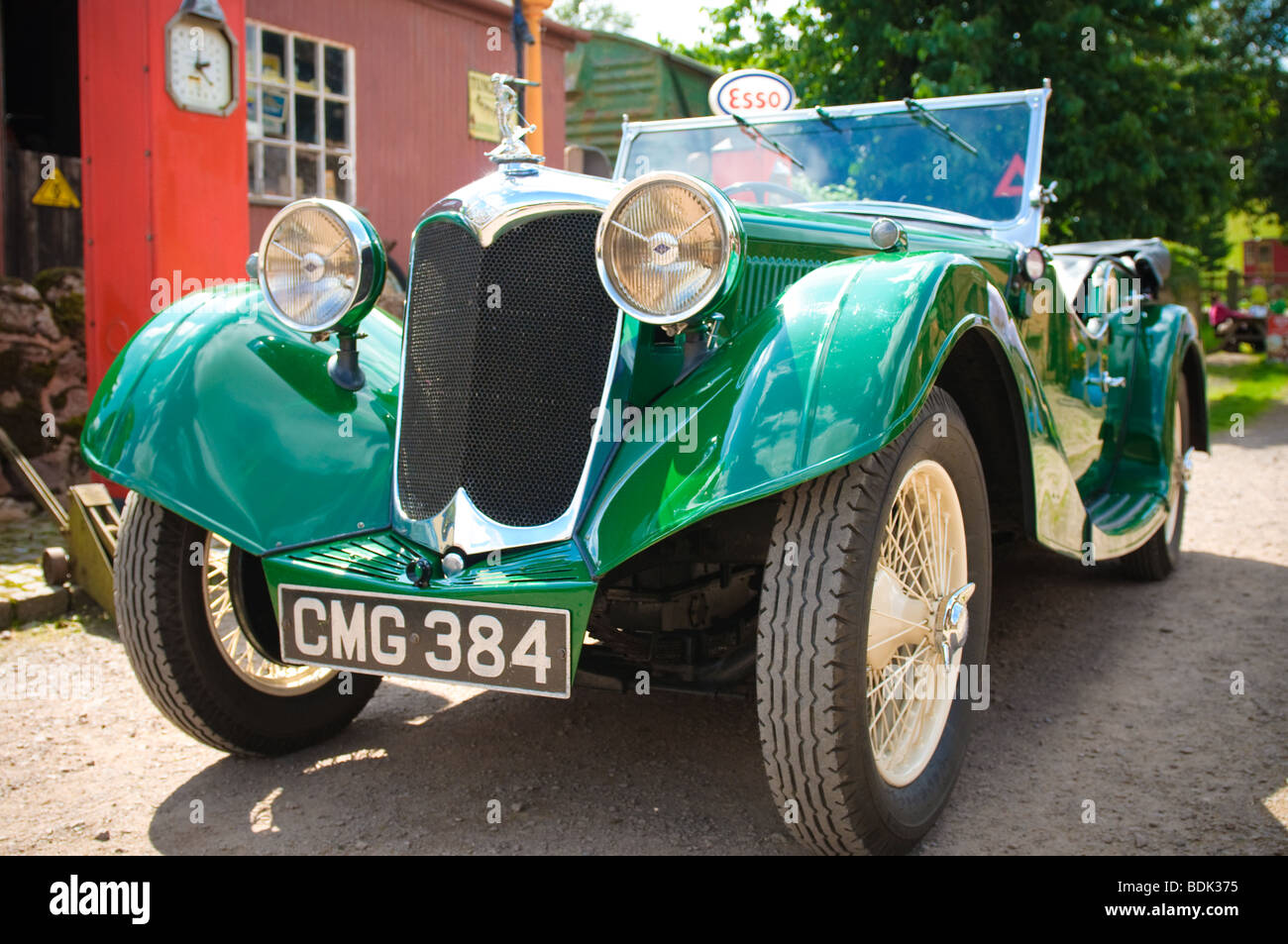 Vecchia Riley verde auto parcheggiate Foto Stock