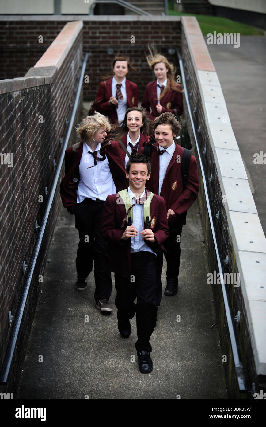 OLYMPIC DIVER TOM DALEY NEL FEBBRAIO 2008 DI ETÀ COMPRESA TRA I tredici con compagni di scuola hanno in Plymouth Foto Stock