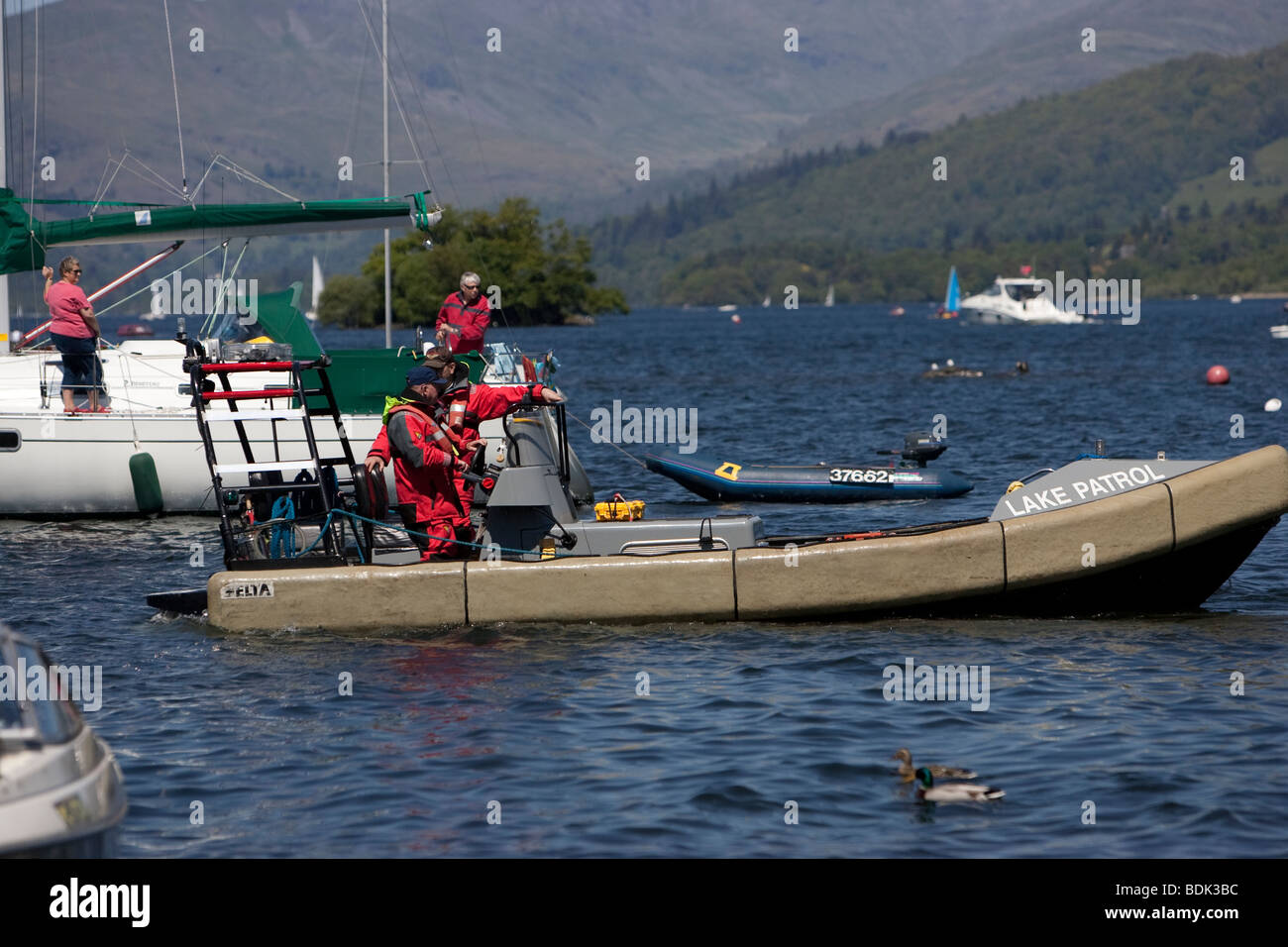 Il lago di Warden Lago team di pattuglia sul Lago di Windermere Foto Stock