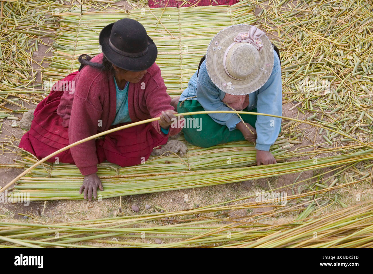 Popolo Indiano rendendo foglio reed, Copacabana, Bolivia Foto Stock
