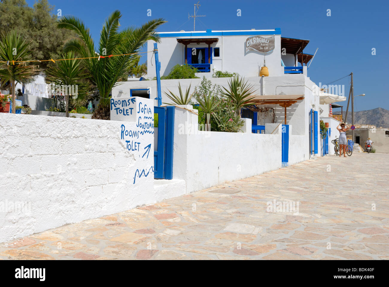 Una bella vista sulla strada del piccolo villaggio costiero di Hora 'Panagia'. Hora 'Panagia', Ano Koufonissia Isola, Cicladi, Gr Foto Stock