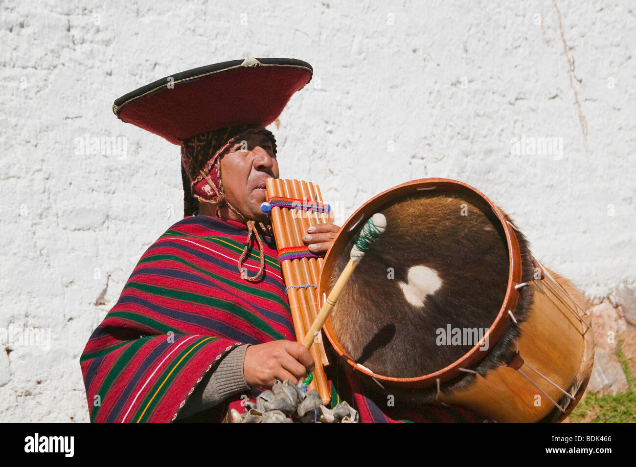 Indian uomo battendo il tamburo, Chinchero, Sacred Valley, vicino a Cuzco, Perù Foto Stock