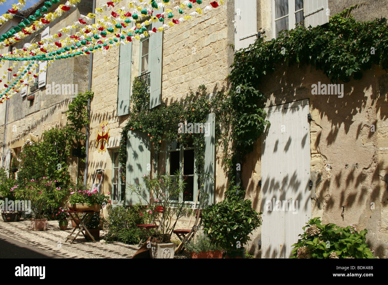 Una strada di La bastide di Beaumont du Périgord durante l'estate felibree Foto Stock