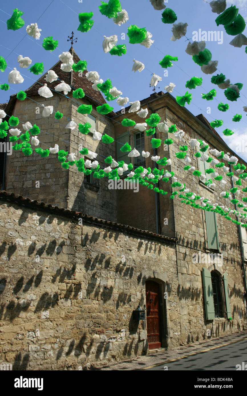 Colorate decorazioni di strada durante l'estate Felibree in La Bastide di Beaumont, Francia Foto Stock