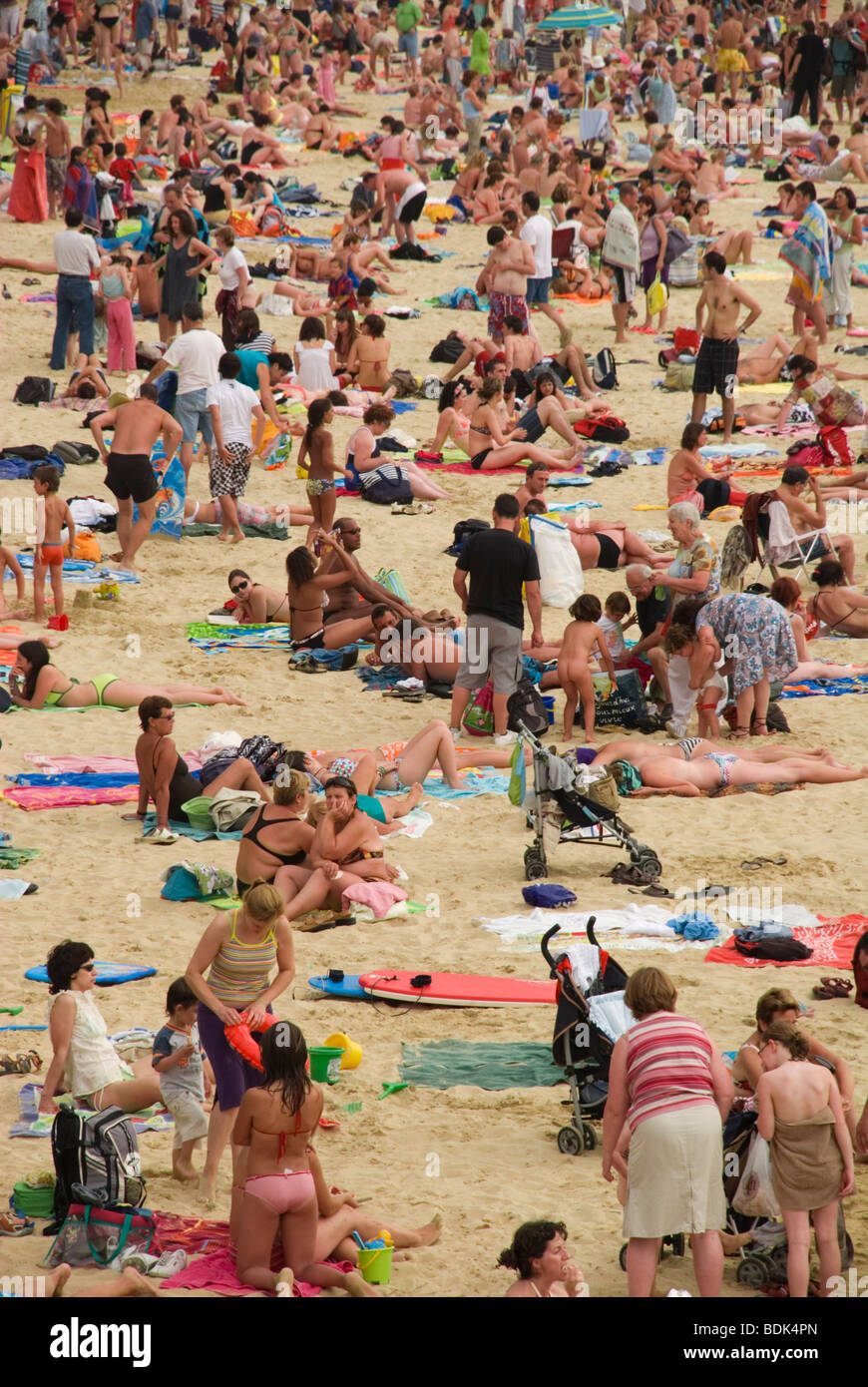 Spiaggia Affollata Foto Immagine Stock 25621757 Alamy