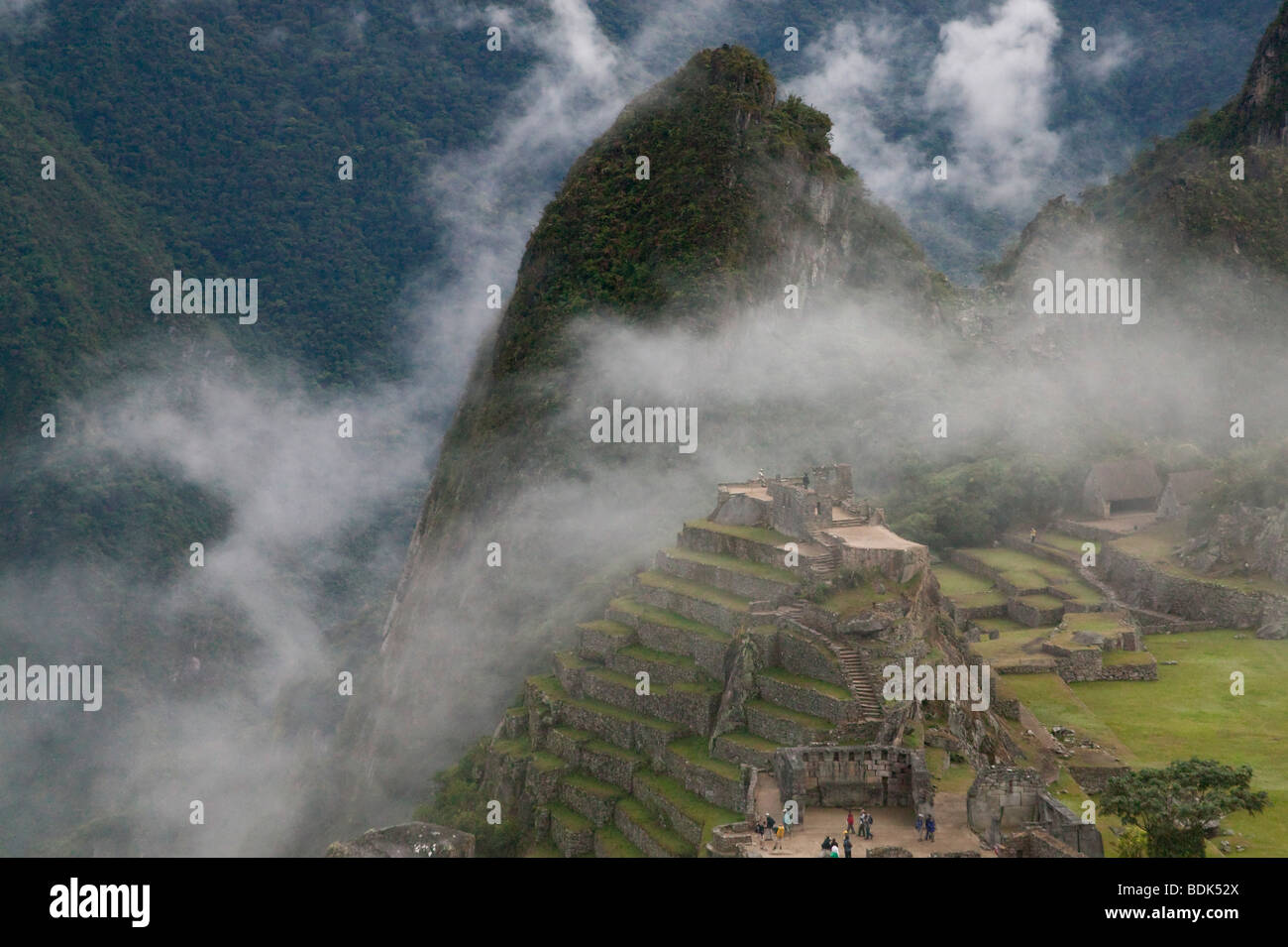 Le antiche rovine di Machu Picchu in montagna Ande in early morning mist, Perù Foto Stock