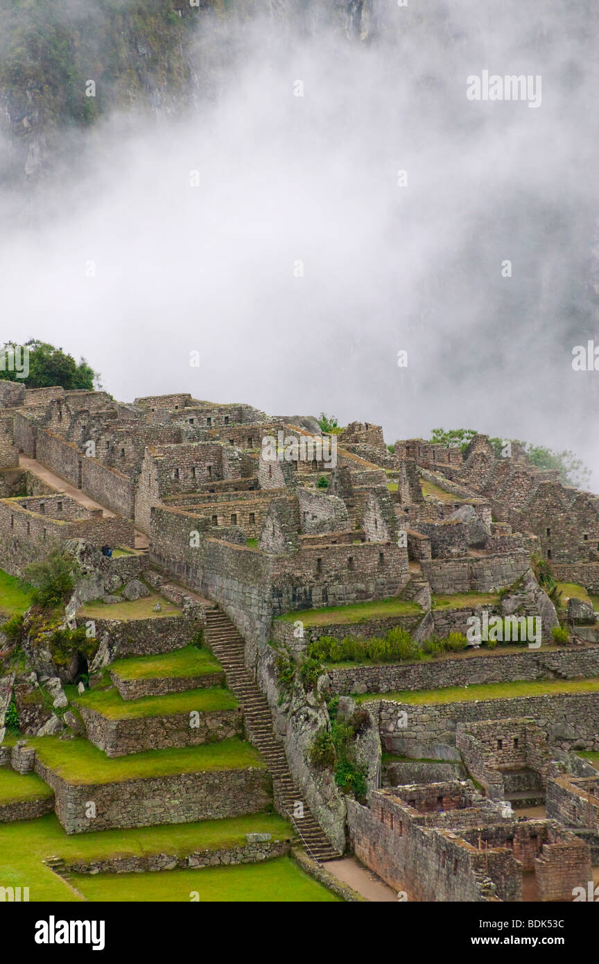 Le antiche rovine di Machu Picchu in montagna Ande in early morning mist, Perù Foto Stock