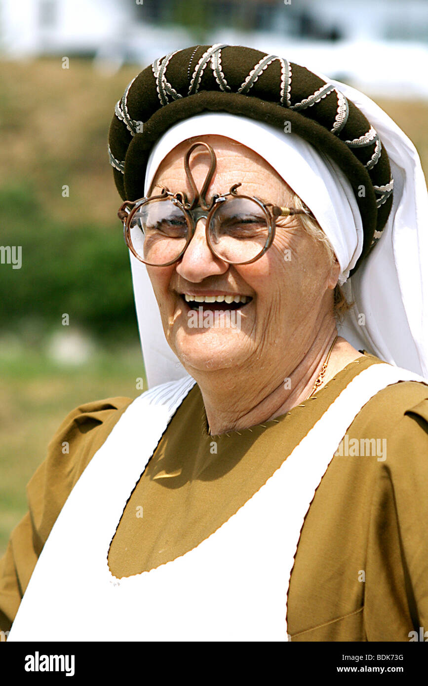 Donna medievale con strani occhiali sorridente mangiato il Palio di Legnano Foto Stock