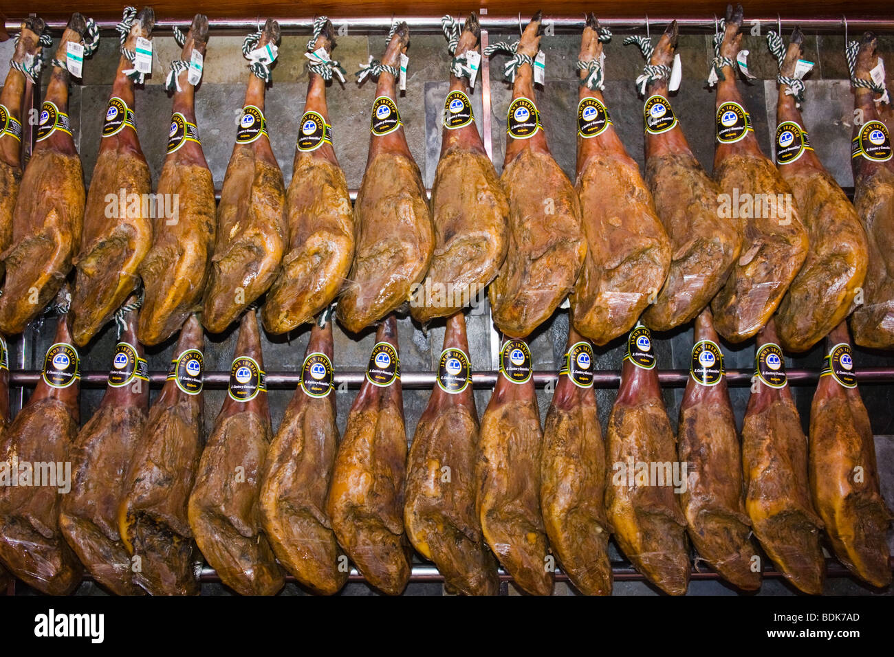 In Spagna , città di Valencia , Plaza del Mercado , Mercato Centrale , costruito 1926 , prosciutto cotto o Prosciutto Iberico appesi da due rotaie Foto Stock