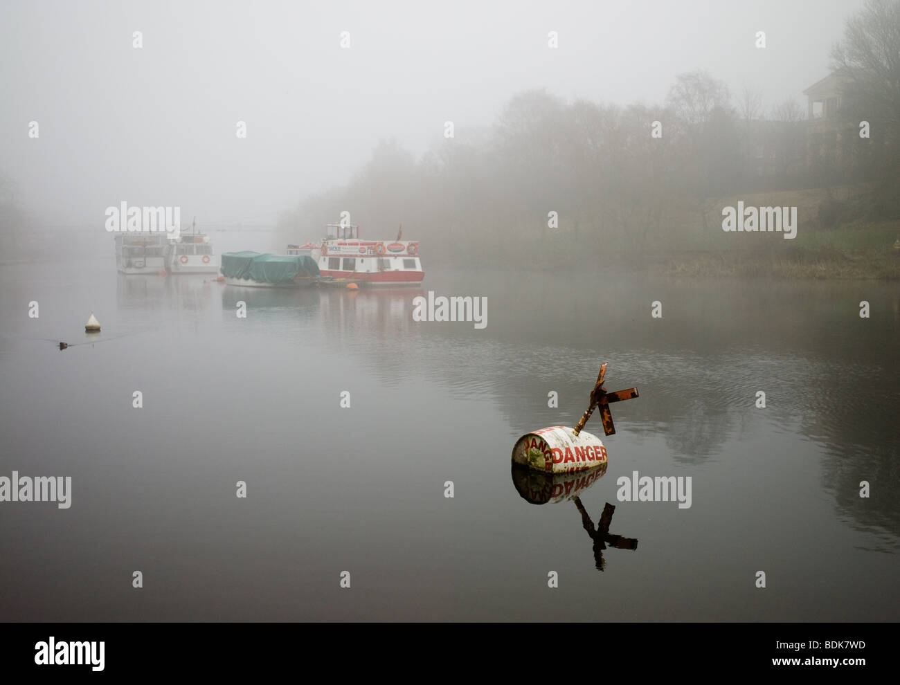 Il fiume Dee in chester in una nebbiosa mattina Foto Stock