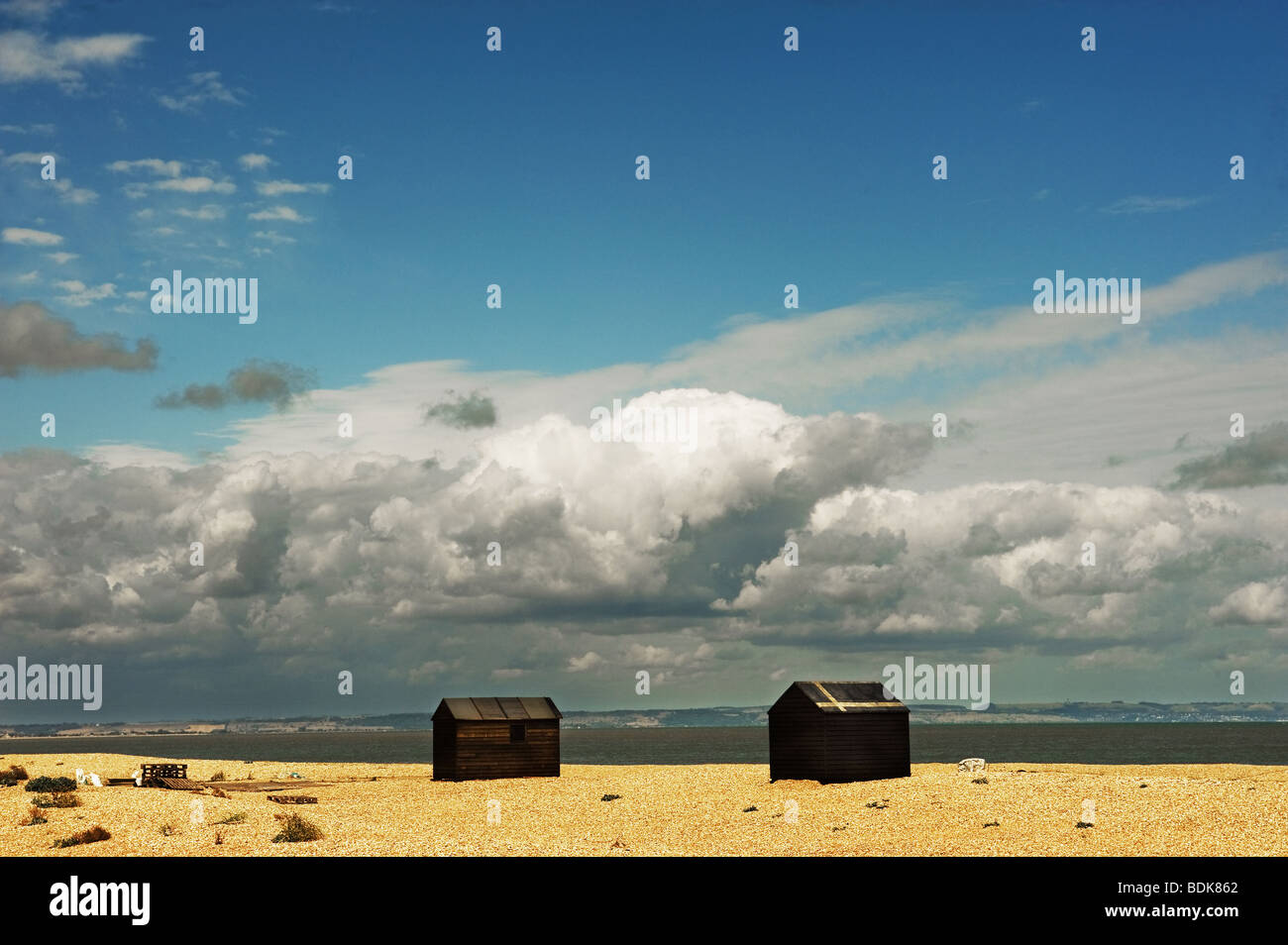 Fishermens capanne in legno sulla spiaggia di ciottoli a Dungeness nel Kent. Foto Stock