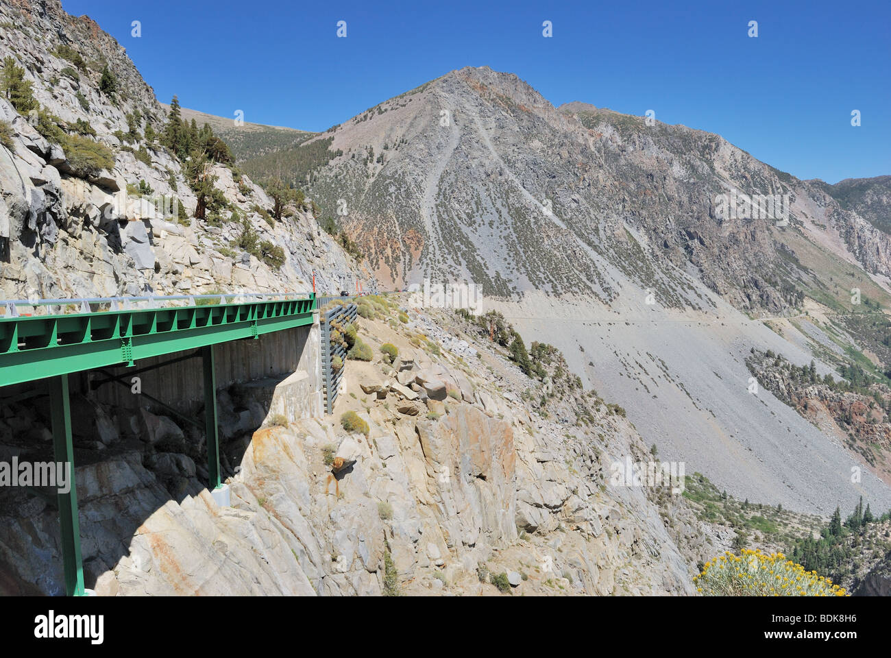 Autostrada 120, Tioga Pass Road, West di Lee Vining, ingresso orientale al Parco Nazionale di Yosemite Foto Stock