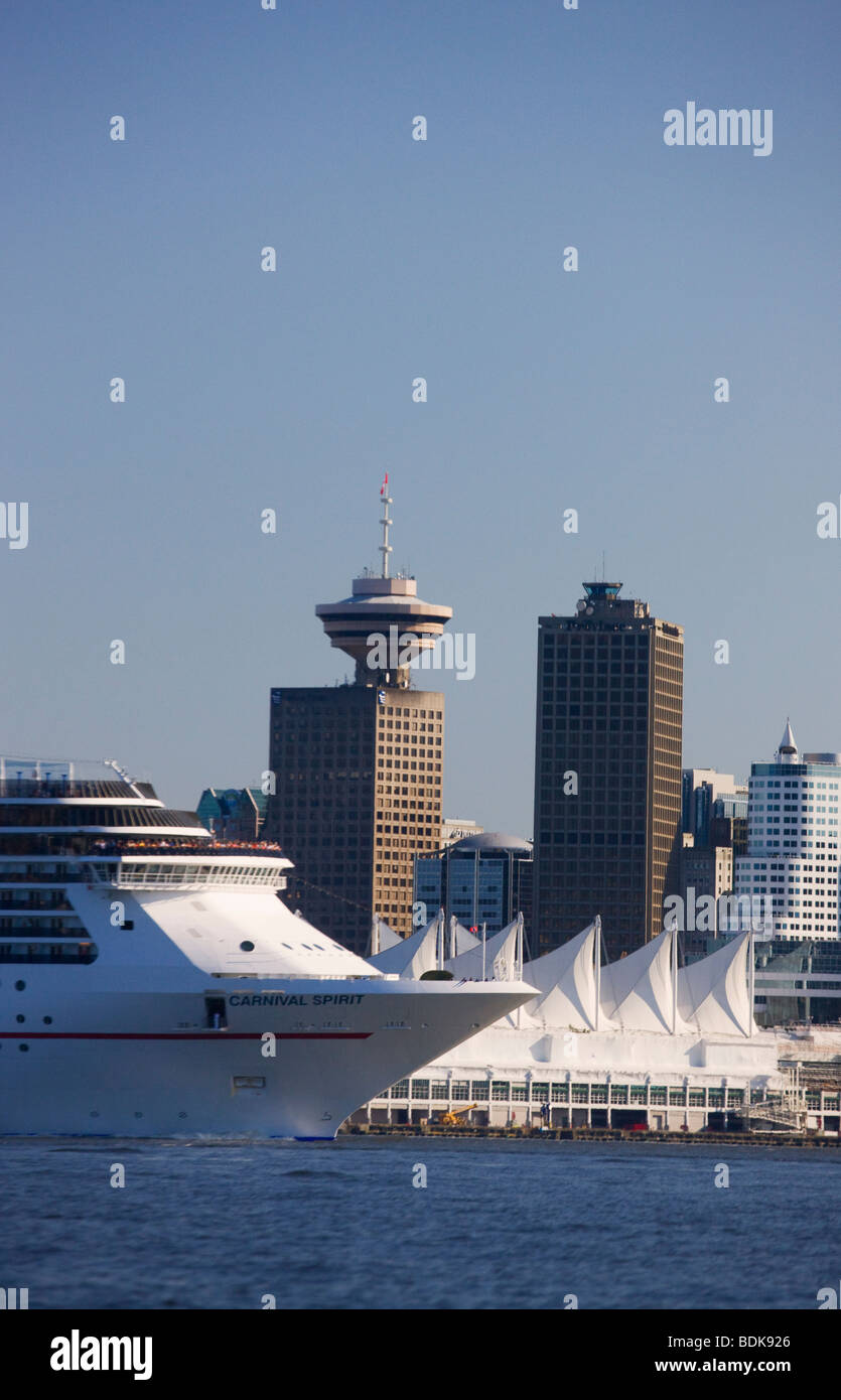 Il carnevale spirito nave da crociera lasciando il centro di Vancouver dal Coal Harbour, British Columbia, Canada. Foto Stock