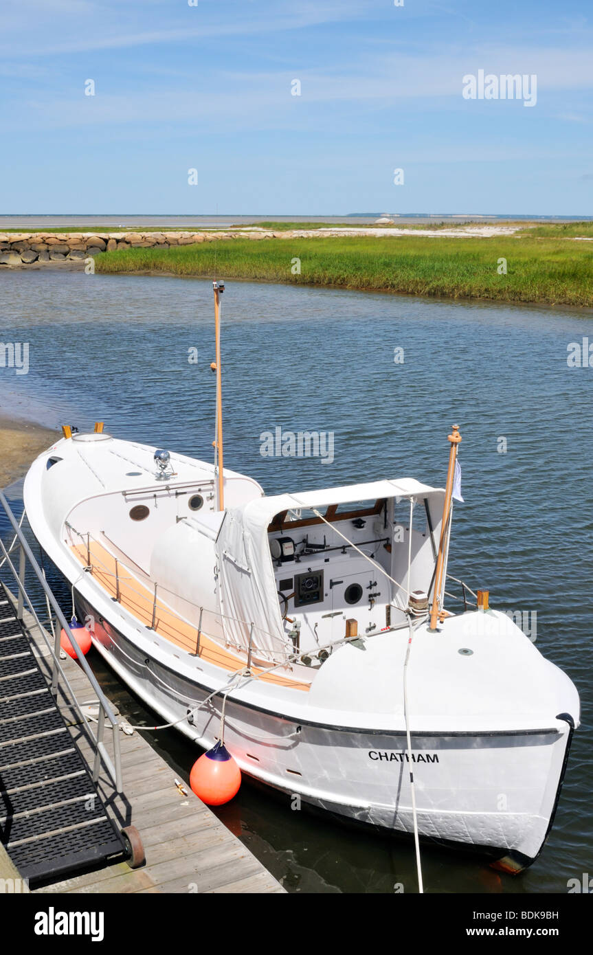 Storici restaurati scialuppa di salvataggio motore 36500 sul display in Orleans Cape Cod marinai liberato dalla nave la Pendleton nel 1952 Foto Stock