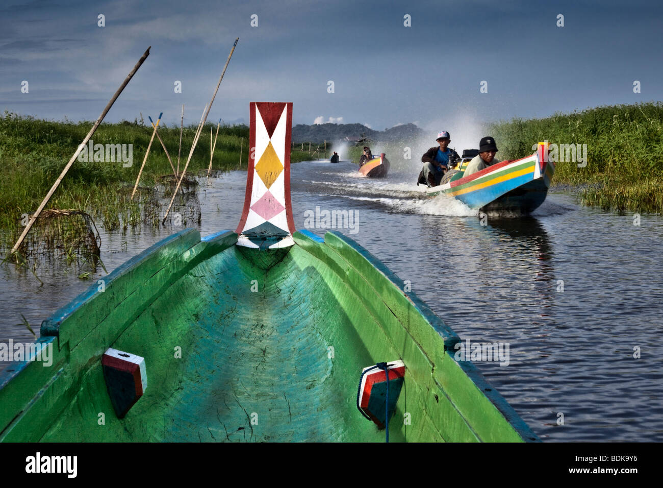 Indonesia Sulawesi, Sengkang, Lago Danau Tempe, colorfully dipinto di piccole imbarcazioni da trasporto Foto Stock