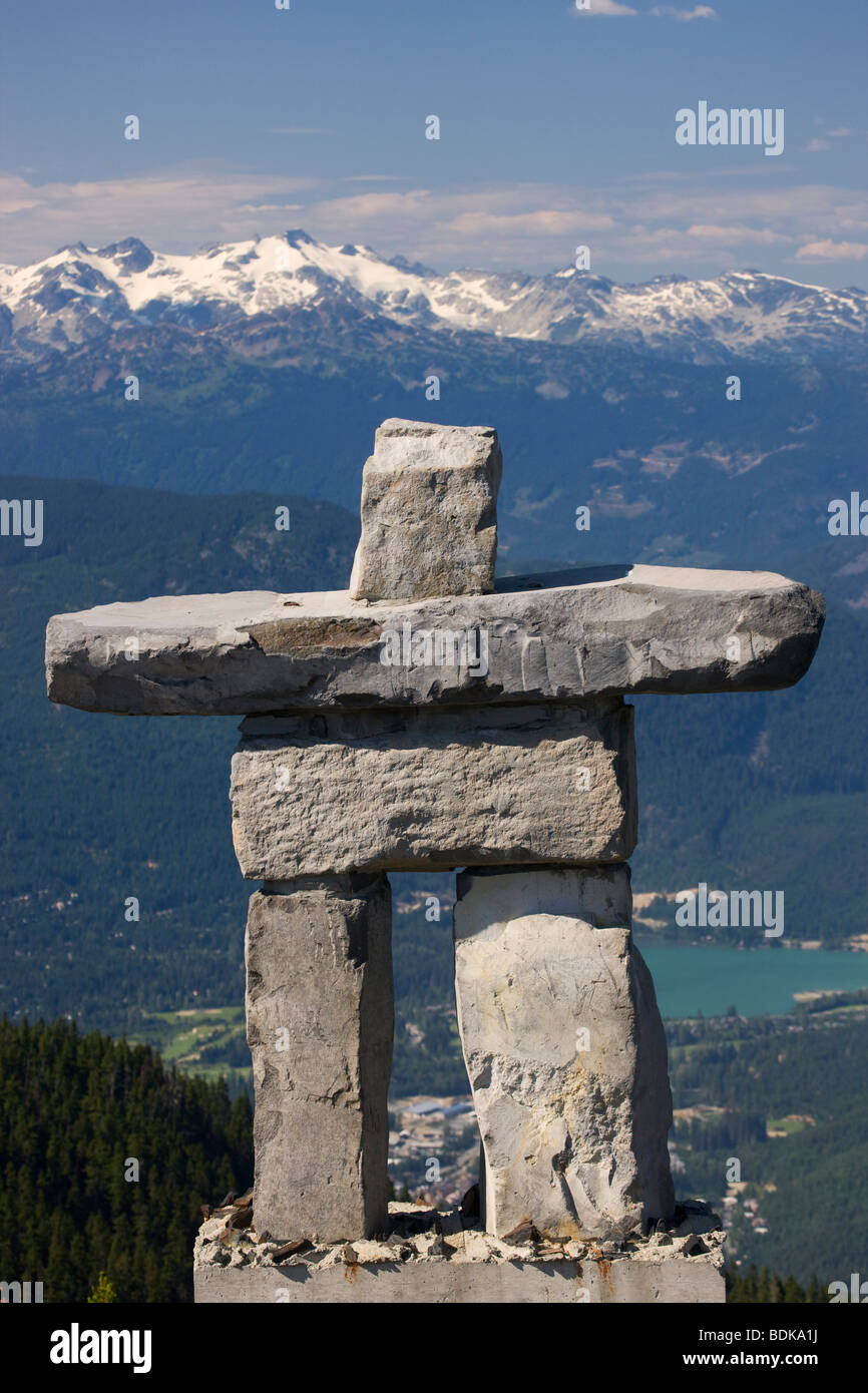 Inukshuk rock statua sulla Whistler Mountain è simbolo olimpico, Whistler, British Columbia, Canada. Foto Stock