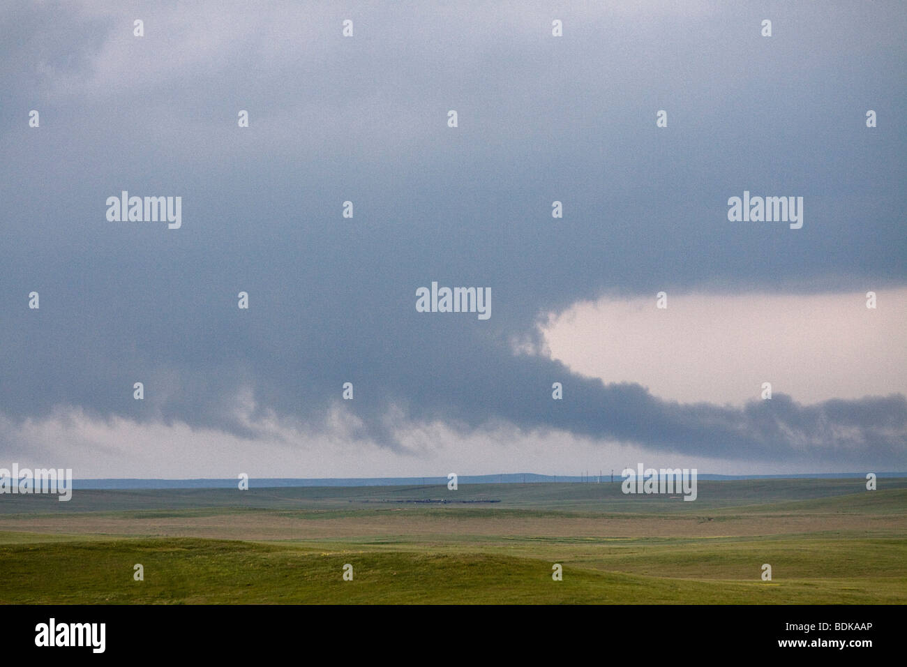 La posizione abbassata di base e cloud di coda di una tempesta in Gosen County, Wyoming Giugno 5, 2009. Foto Stock