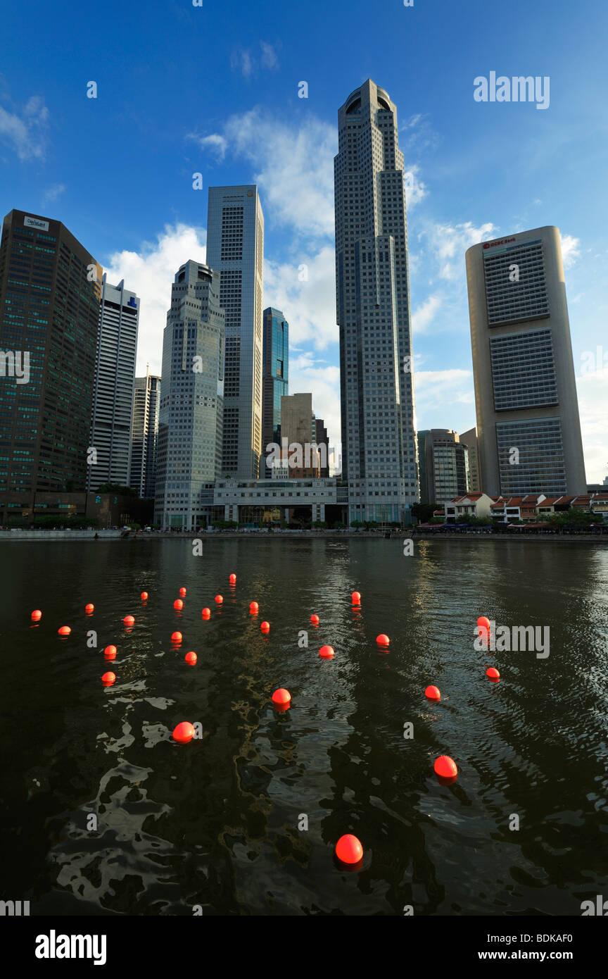 Singapore River, Red Balloons e il Financial District, Singapore SIN Foto Stock