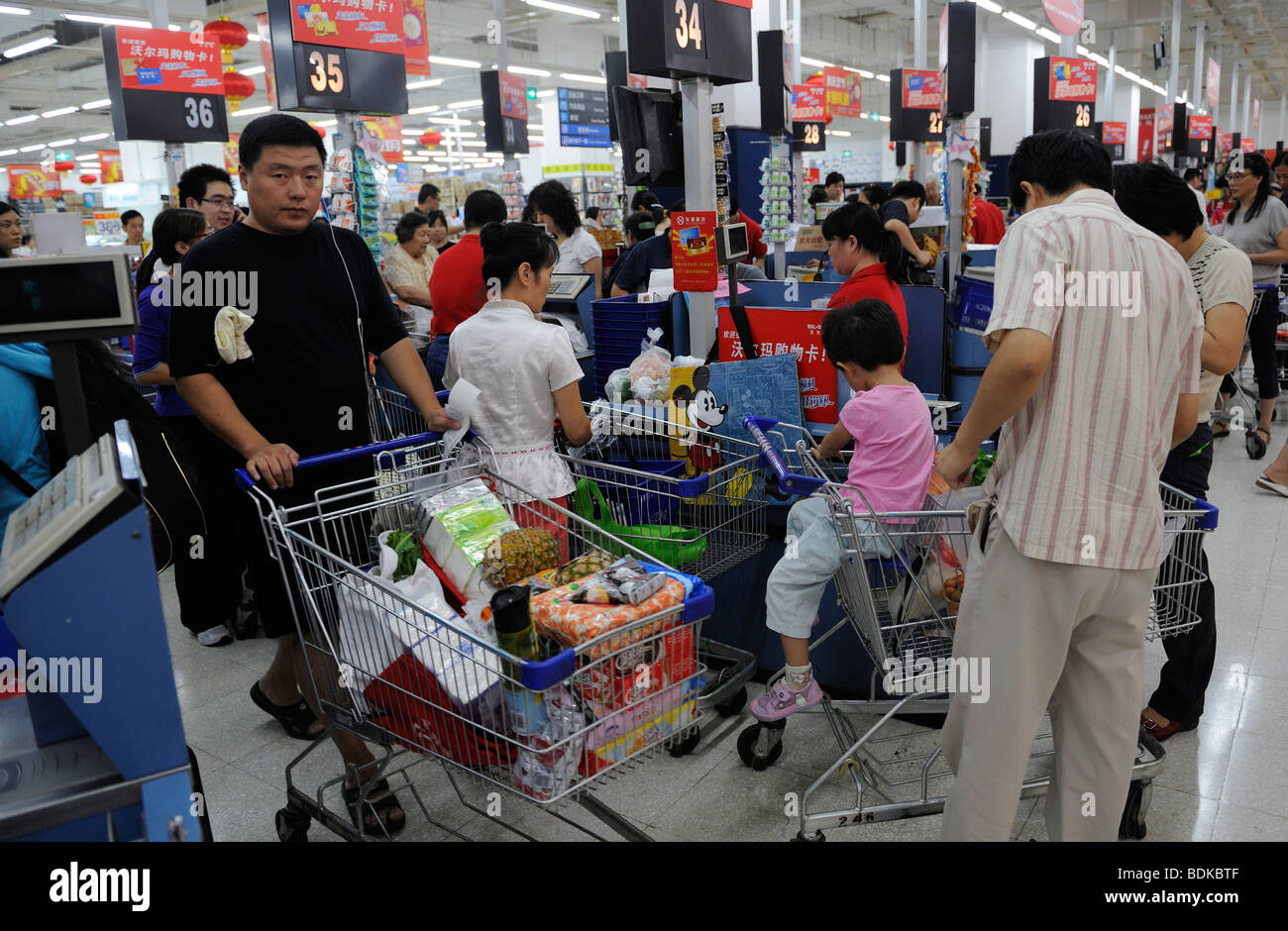 I clienti alla cassa del supermercato Wal-Mart a Pechino in Cina. 2009 Foto Stock