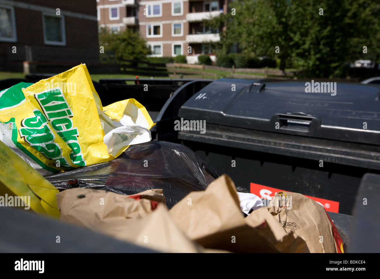 Rifiuti di overflow luogo bidoni in Amburgo Foto Stock
