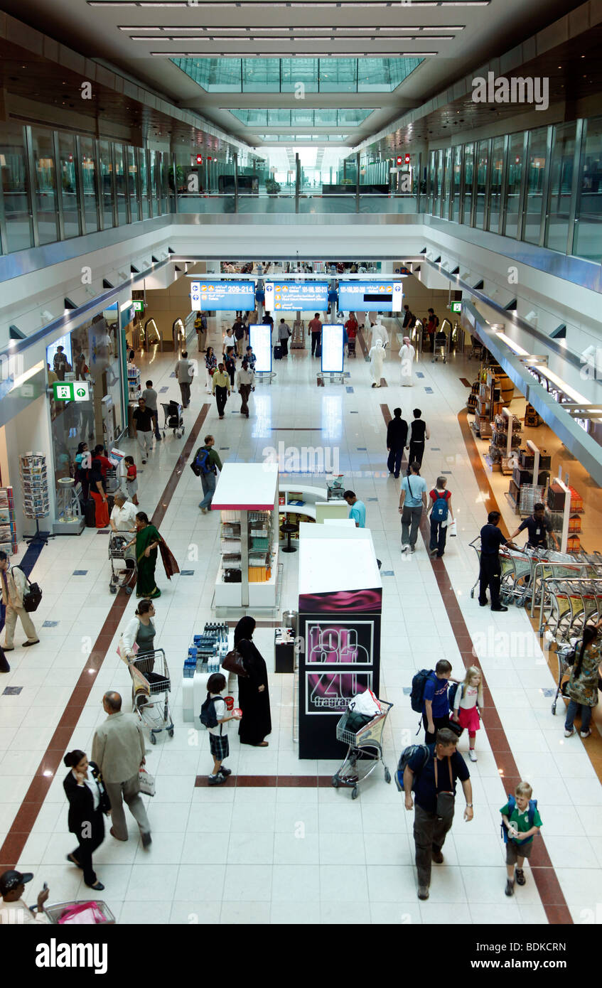 Duty free area, l'Aeroporto Internazionale di Dubai, il nuovo terminale 3, solo per Emirates Airlines. Dubai, Emirati Arabi Uniti Foto Stock