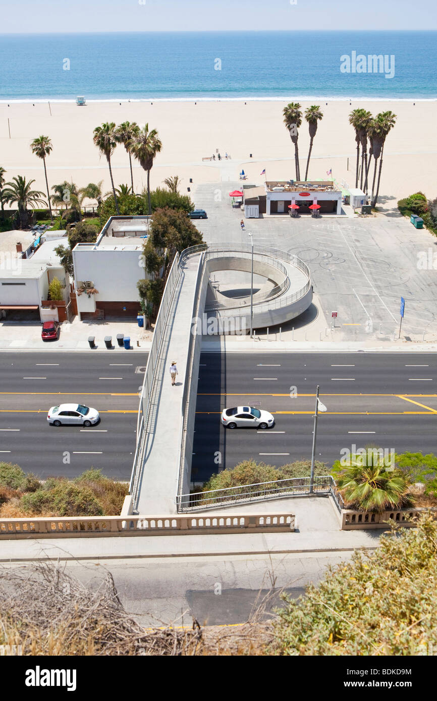 Un passaggio pedonale che attraversa la strada per la spiaggia di Santa Monica a Los Angeles, California, Stati Uniti d'America Foto Stock