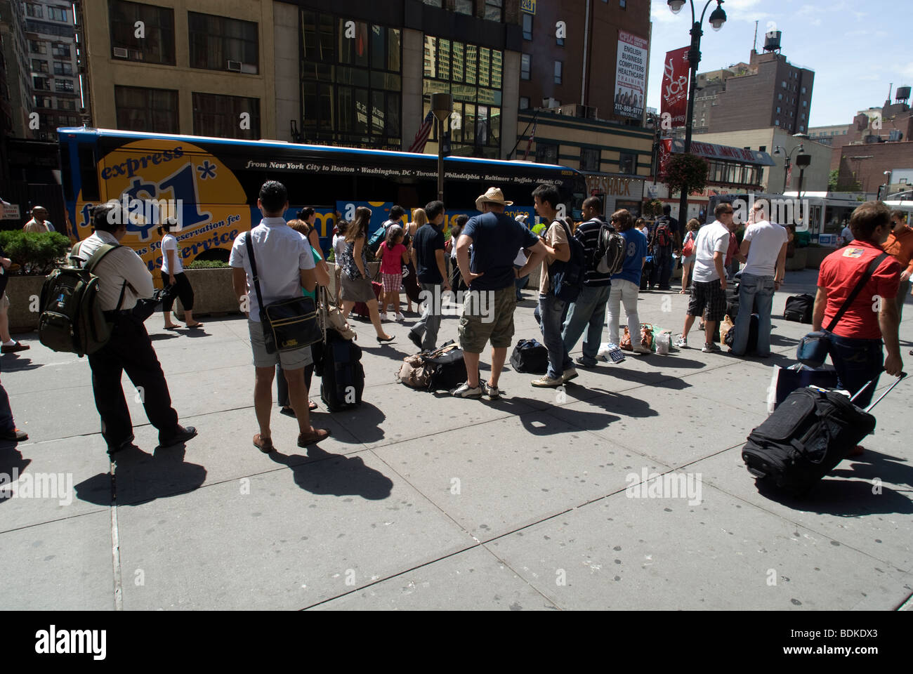 Attendere i viaggiatori a bordo di un Megabus in New York Foto Stock