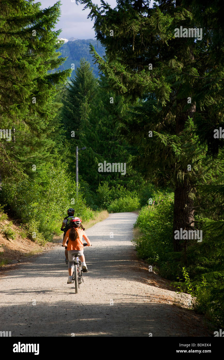 In bicicletta sul sentiero per LAGO PERDUTO, Whistler, British Columbia, Canada. Foto Stock