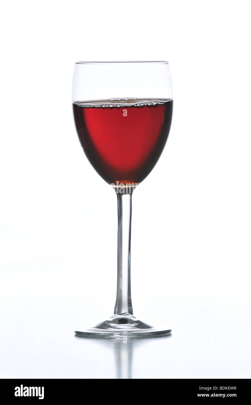 Bicchiere di vino rosso isolato su uno sfondo bianco Foto Stock