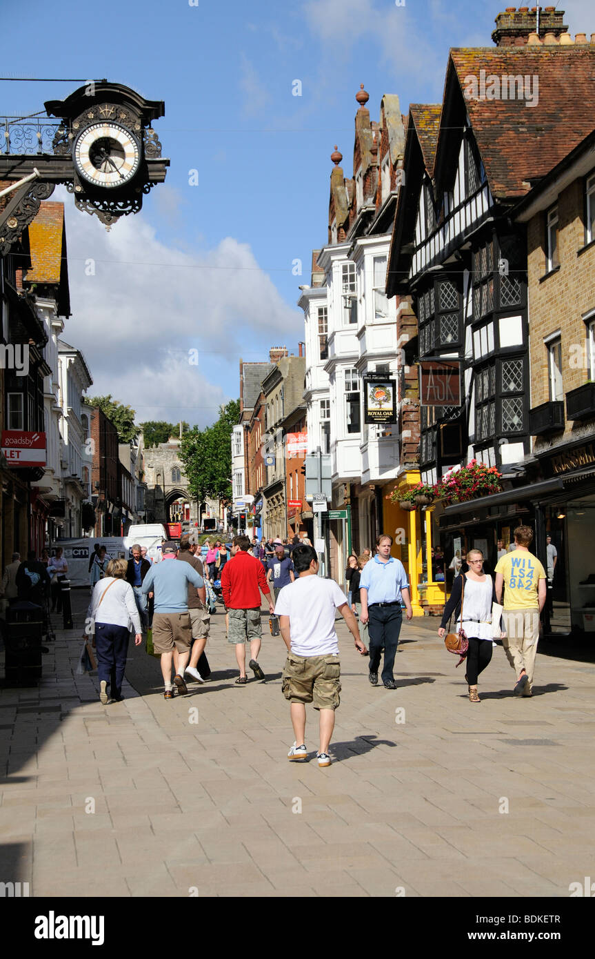 Winchester High Street acquirenti su shopping area. Inghilterra Hampshire REGNO UNITO Foto Stock