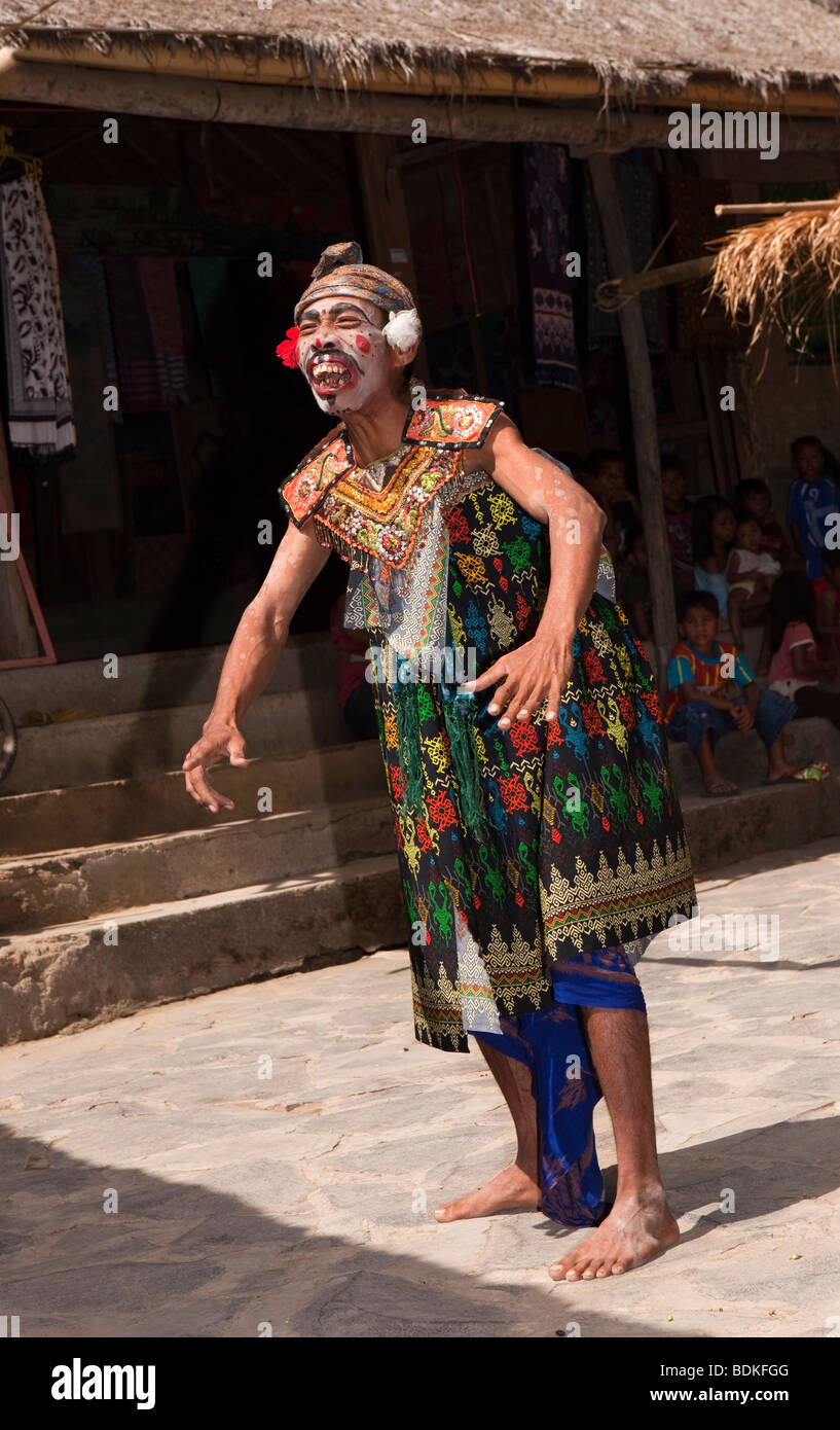 Indonesia, Lombok, Sade, tradizionale villaggio Sasak, colorfully vestito jester rendere divertente l'espressione del viso Foto Stock